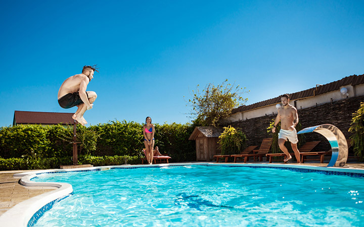 pousada_0013_jovens-amigos-alegres-sorrindo-relaxando-pulando-na-piscina
