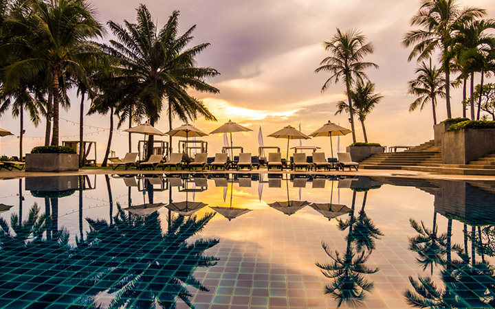 pousada_0016_bela-piscina-exterior-de-luxo-no-hotel-e-resort